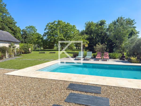 Baugé : Grande longère avec piscine & dépendances, dans un cadre naturel remarquable