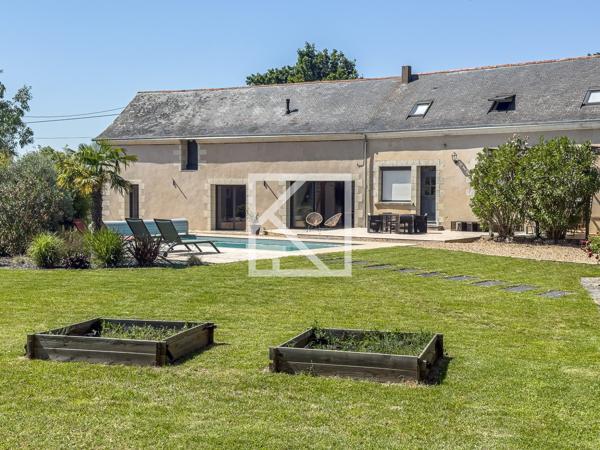 Baugé : Grande longère avec piscine & dépendances, dans un cadre naturel remarquable