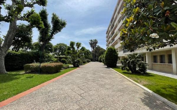 Appartement à vendre    3 pièces • 86 m2 Marseille 8