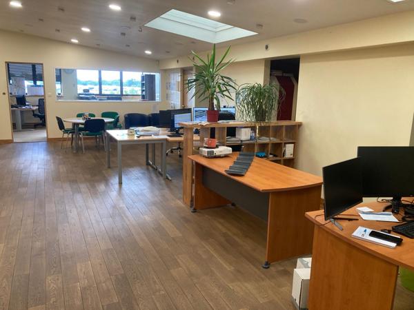 Local D’activité 500m² – Les ponts de ce