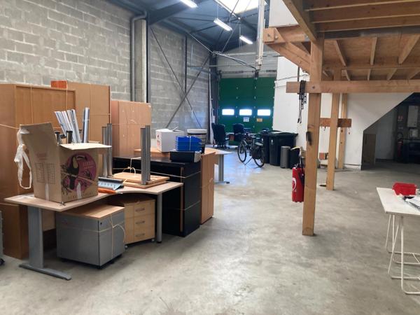 Local D’activité 500m² – Les ponts de ce