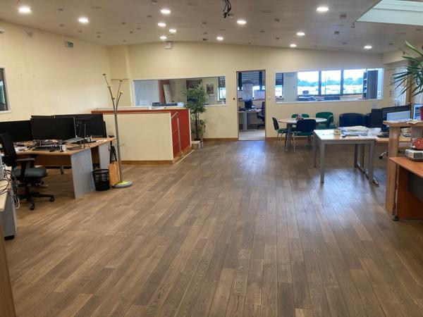Local D’activité 500m² – Les ponts de ce