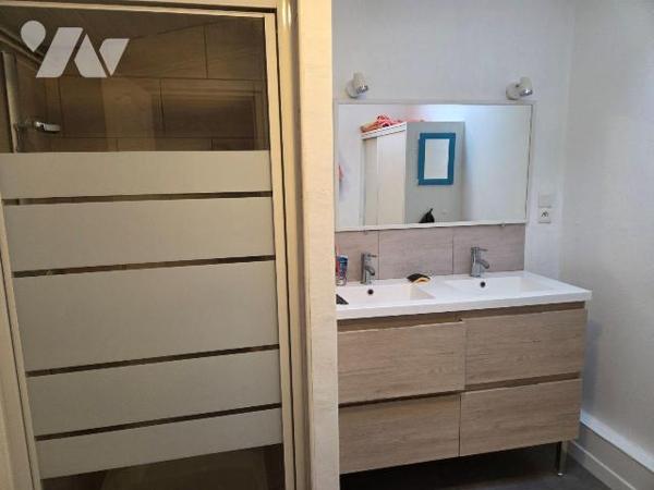 MAYENNE- Maison de plain pied de deux chambres avec terrain .

Maison d'habitation comprenant...