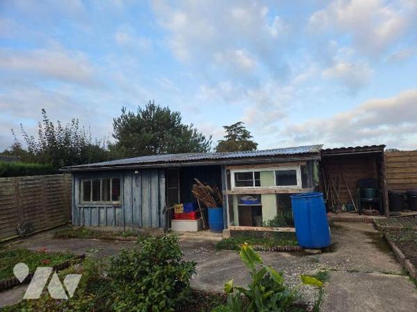 MAYENNE- Maison de plain pied de deux chambres avec terrain .

Maison d'habitation comprenant...