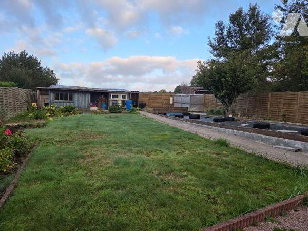 MAYENNE- Maison de plain pied de deux chambres avec terrain .

Maison d'habitation comprenant...