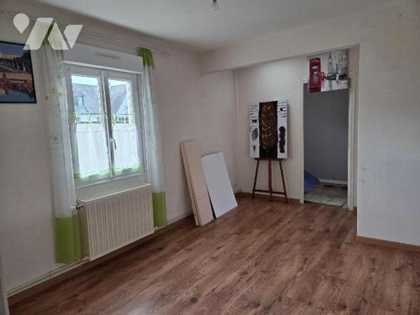 MAYENNE- Maison de plain pied de deux chambres avec terrain .

Maison d'habitation comprenant...