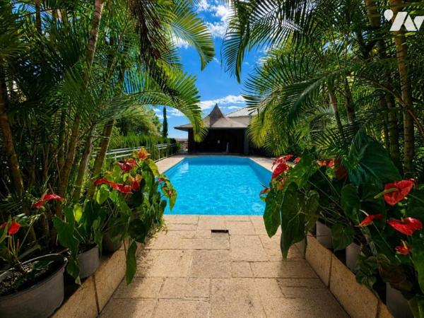 SAINT PAUL LA PLAINE VILLA T7 PISCINE GRAND TERRAIN