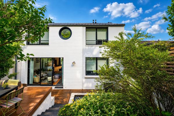MAISON D'ARCHITECTE - HAUTEURS DE SURESNES 1 656 000 € **  - Référence  6801-NG