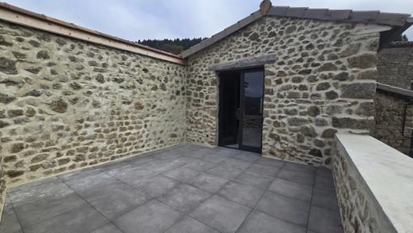 Ardèche, Saint Michel de Chabrillanoux, maison de hameau en pierres - 167m² habitables - Terrasse avec une vue Exceptionnel