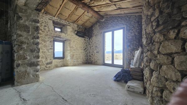 Ardèche, Saint Michel de Chabrillanoux, maison de hameau en pierres - 167m² habitables - Terrasse avec une vue Exceptionnel