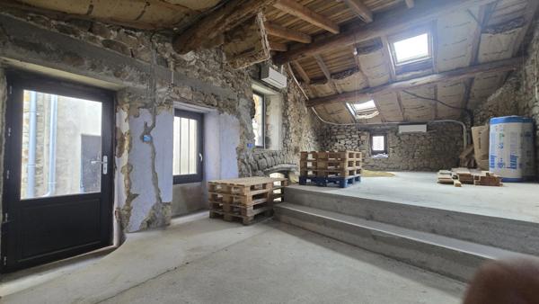 Ardèche, Saint Michel de Chabrillanoux, maison de hameau en pierres - 167m² habitables - Terrasse avec une vue Exceptionnel