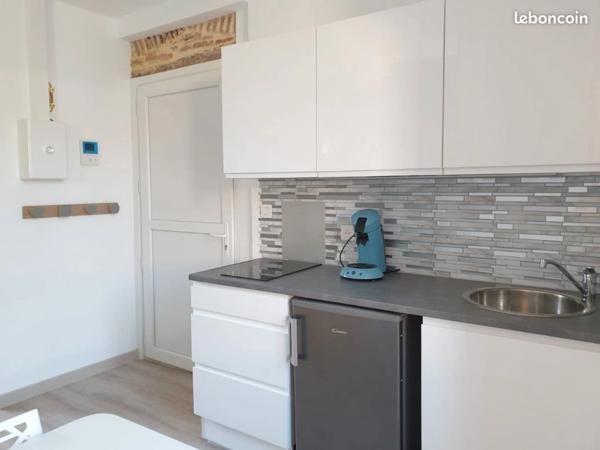 Studio meublé refait à neuf, proche gare, fac, ifps, bus de ville dans immeuble sécurisé