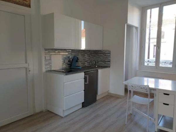 Studio meublé refait à neuf, proche gare, fac, ifps, bus de ville dans immeuble sécurisé