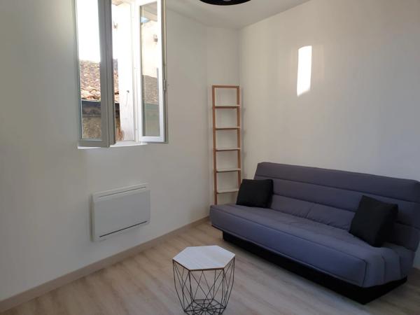 Studio meublé refait à neuf, proche gare, fac, ifps, bus de ville dans immeuble sécurisé