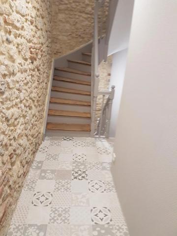 Studio meublé refait à neuf, proche gare, fac, ifps, bus de ville dans immeuble sécurisé
