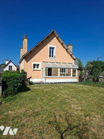 HAUTE VILLE DE QUIMPERLE - Maison de caractère composée d'une véranda, entrée, cuisine aménagée...