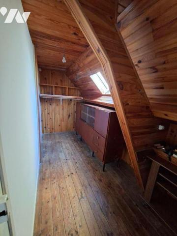 HAUTE VILLE DE QUIMPERLE - Maison de caractère composée d'une véranda, entrée, cuisine aménagée...