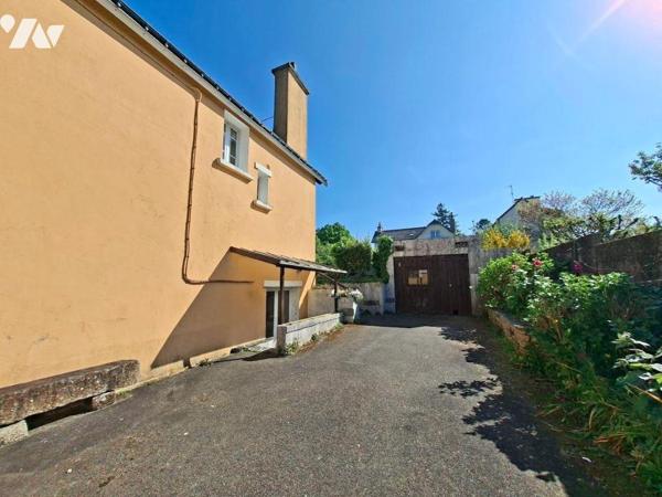 HAUTE VILLE DE QUIMPERLE - Maison de caractère composée d'une véranda, entrée, cuisine aménagée...