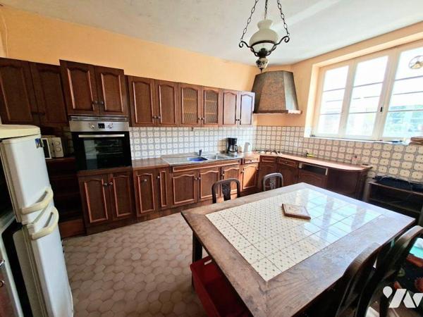 HAUTE VILLE DE QUIMPERLE - Maison de caractère composée d'une véranda, entrée, cuisine aménagée...