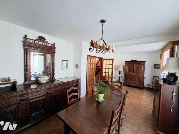 HAUTE VILLE DE QUIMPERLE - Maison de caractère composée d'une véranda, entrée, cuisine aménagée...