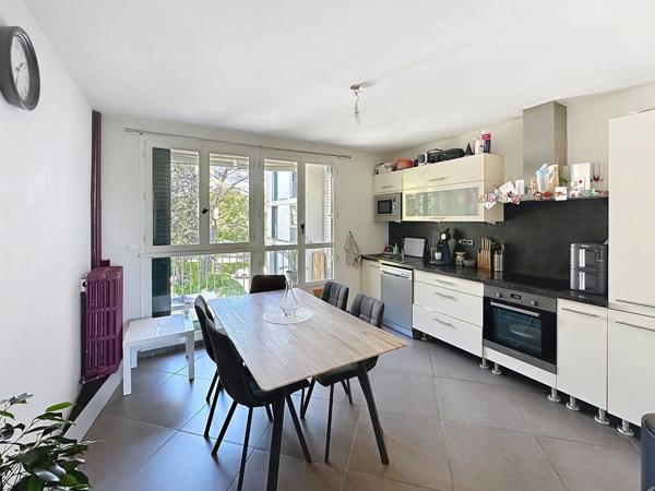 Appartement 3 pièce(s) 72 m² avec extérieur, deux chambres, stationnement libre.