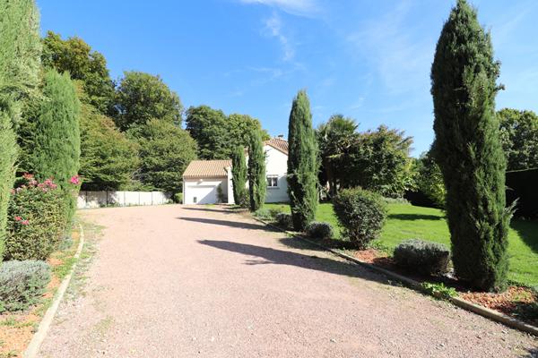 À 5 minutes de Pougues-les-Eaux / Villa à l'allure contemporaine 2011 sur plus d'1 hectare avec piscine et forêt en bordure