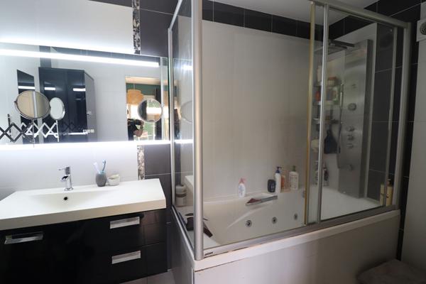 À 5 minutes de Pougues-les-Eaux / Villa à l'allure contemporaine 2011 sur plus d'1 hectare avec piscine et forêt en bordure