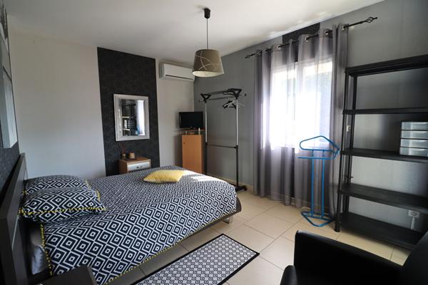 À 5 minutes de Pougues-les-Eaux / Villa à l'allure contemporaine 2011 sur plus d'1 hectare avec piscine et forêt en bordure