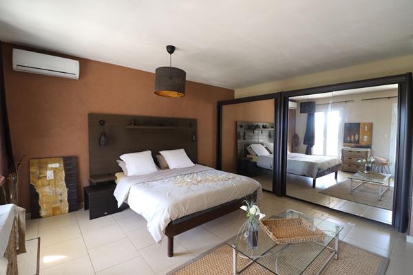 À 5 minutes de Pougues-les-Eaux / Villa à l'allure contemporaine 2011 sur plus d'1 hectare avec piscine et forêt en bordure