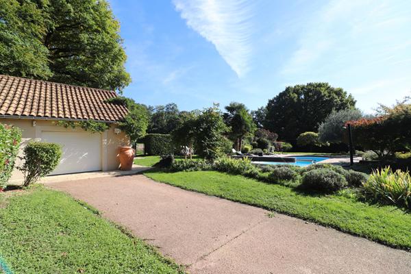 À 5 minutes de Pougues-les-Eaux / Villa à l'allure contemporaine 2011 sur plus d'1 hectare avec piscine et forêt en bordure