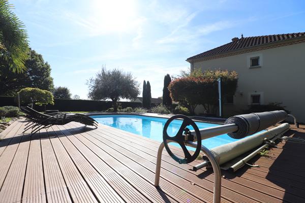 À 5 minutes de Pougues-les-Eaux / Villa à l'allure contemporaine 2011 sur plus d'1 hectare avec piscine et forêt en bordure