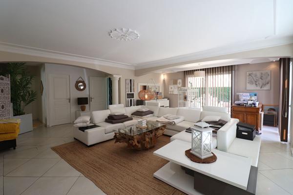 À 5 minutes de Pougues-les-Eaux / Villa à l'allure contemporaine 2011 sur plus d'1 hectare avec piscine et forêt en bordure