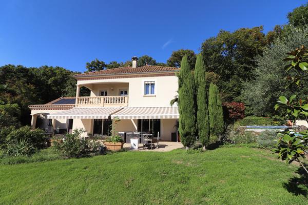 À 5 minutes de Pougues-les-Eaux / Villa à l'allure contemporaine 2011 sur plus d'1 hectare avec piscine et forêt en bordure