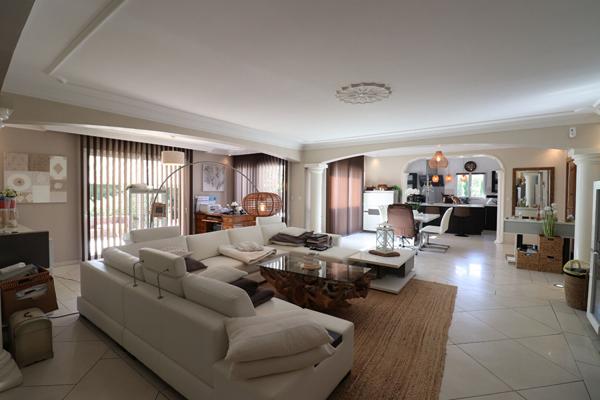 À 5 minutes de Pougues-les-Eaux / Villa à l'allure contemporaine 2011 sur plus d'1 hectare avec piscine et forêt en bordure