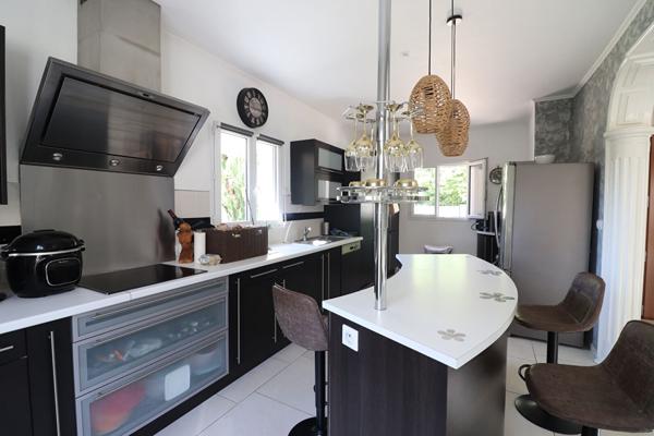 À 5 minutes de Pougues-les-Eaux / Villa à l'allure contemporaine 2011 sur plus d'1 hectare avec piscine et forêt en bordure