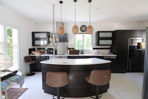 À 5 minutes de Pougues-les-Eaux / Villa à l'allure contemporaine 2011 sur plus d'1 hectare avec piscine et forêt en bordure