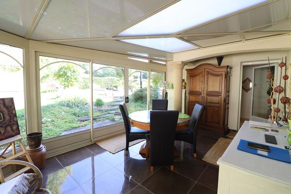 À 5 minutes de Pougues-les-Eaux / Villa à l'allure contemporaine 2011 sur plus d'1 hectare avec piscine et forêt en bordure