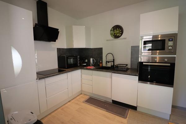 À 5 minutes de Pougues-les-Eaux / Villa à l'allure contemporaine 2011 sur plus d'1 hectare avec piscine et forêt en bordure