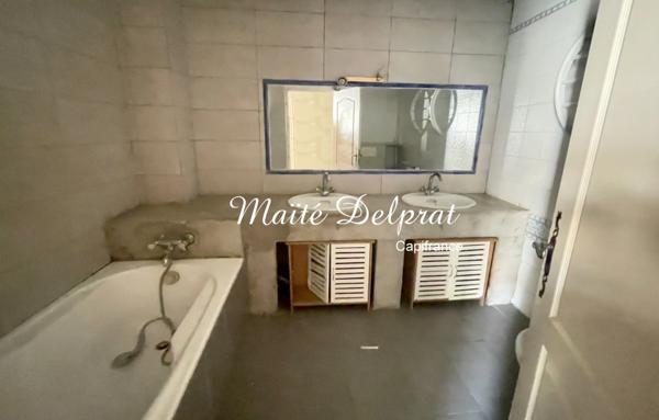 Maison de village rénovée avec terrasses et stationnement – Beaucaire centre