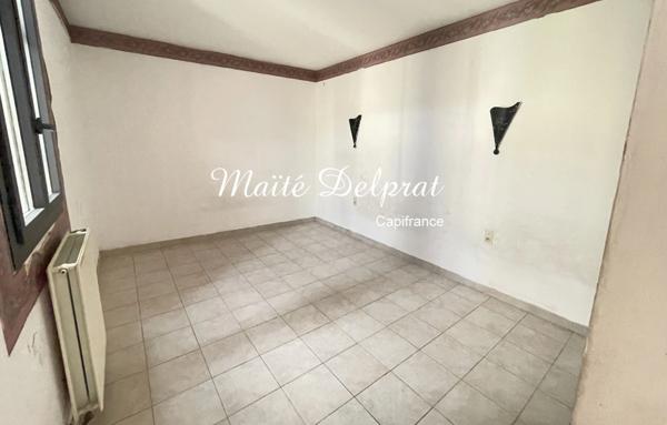 Maison de village rénovée avec terrasses et stationnement – Beaucaire centre