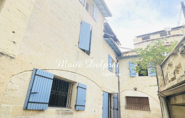 Maison de village rénovée avec terrasses et stationnement – Beaucaire centre