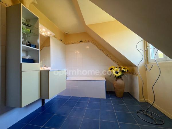 Equemauville - Vue dégagée – Exposition sud – Calme – Proche Honfleur – 220 m² – Terrain 3 693 m² – Lumineuse – Garage – 3 chambres possibilité 4