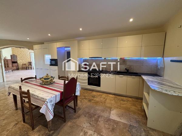 Maison de ville rénovée avec appartement indépendant, jardin et garages