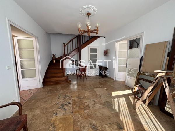 Maison de ville rénovée avec appartement indépendant, jardin et garages