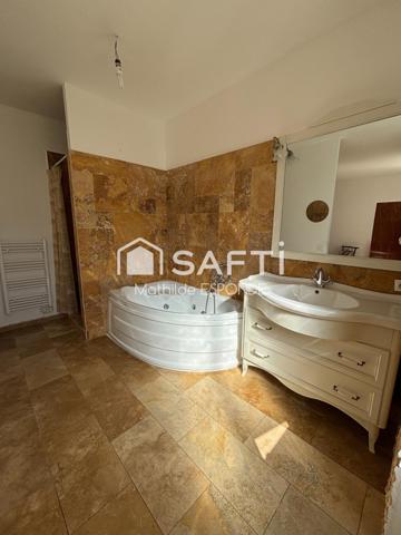 Maison de ville rénovée avec appartement indépendant, jardin et garages