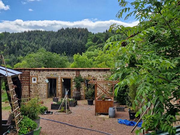 ST JUST EN CHEVALET - BEAU CORPS DE FERME EN PIERRE