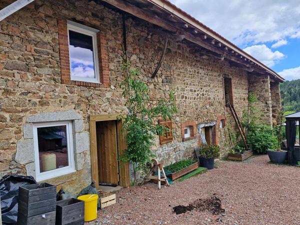 ST JUST EN CHEVALET - BEAU CORPS DE FERME EN PIERRE