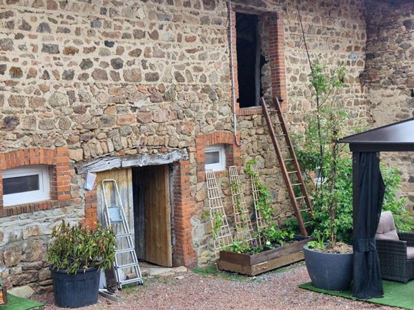 ST JUST EN CHEVALET - BEAU CORPS DE FERME EN PIERRE