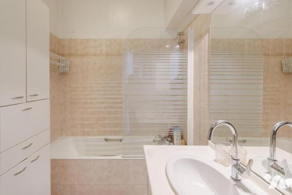 NEUILLY SUR SEINE - QUARTIER LONGCHAMP. PROCHE METRO. 5 PIECES. 127 m².