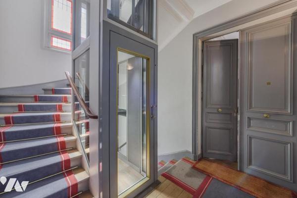 NEUILLY SUR SEINE - QUARTIER LONGCHAMP. PROCHE METRO. 5 PIECES. 127 m².